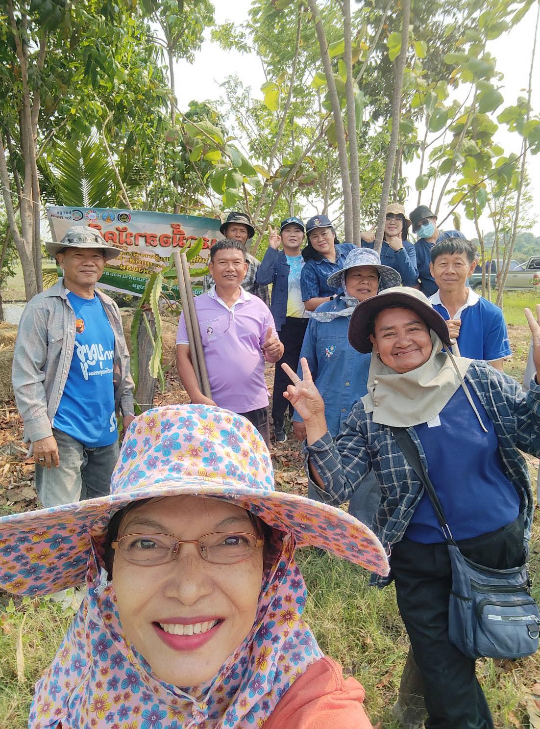 กิจกรรม “เอามื้อสามัคคี” พื้นที่ต้นแบบการพัฒนาคุณภาพชีวิตตามทฤษฎีใหม่รูปแบบประยุกต์ “โคก หนอง นา พช.”บ้านรางกระเบา หมู่ 20 ตำบลทุ่งลูกนกอำเภอกำแพงแสน